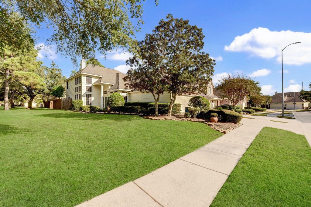 10222 Thornleaf Lane, Houston, TX 77070