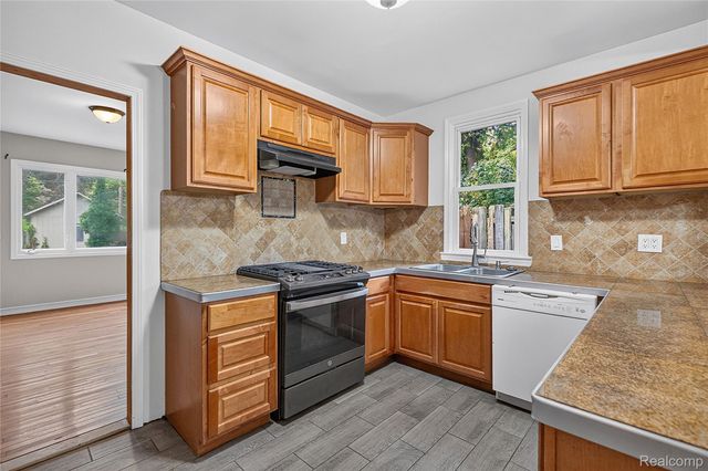 25348 Orchard Lake Road, Farmington Hills, MI 48336