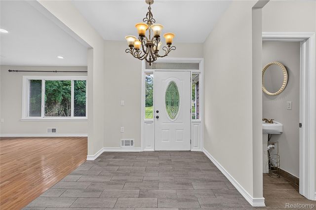 25348 Orchard Lake Road, Farmington Hills, MI 48336