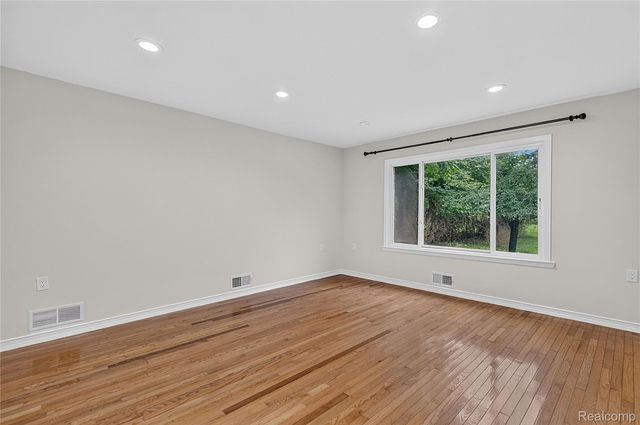 25348 Orchard Lake Road, Farmington Hills, MI 48336