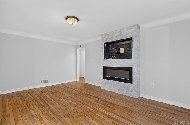 25348 Orchard Lake Road, Farmington Hills, MI 48336