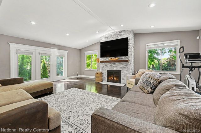 6515 Tamarack Drive, Troy, MI 48098