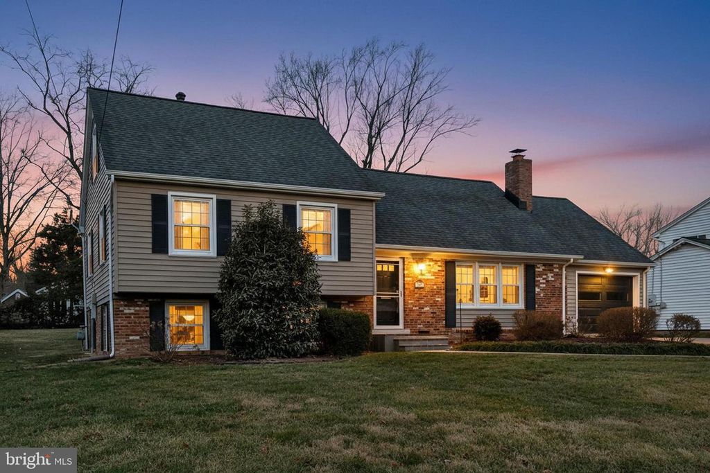 Image 1 of property listing at 8324 LILAC LN, Alexandria, VA 22308