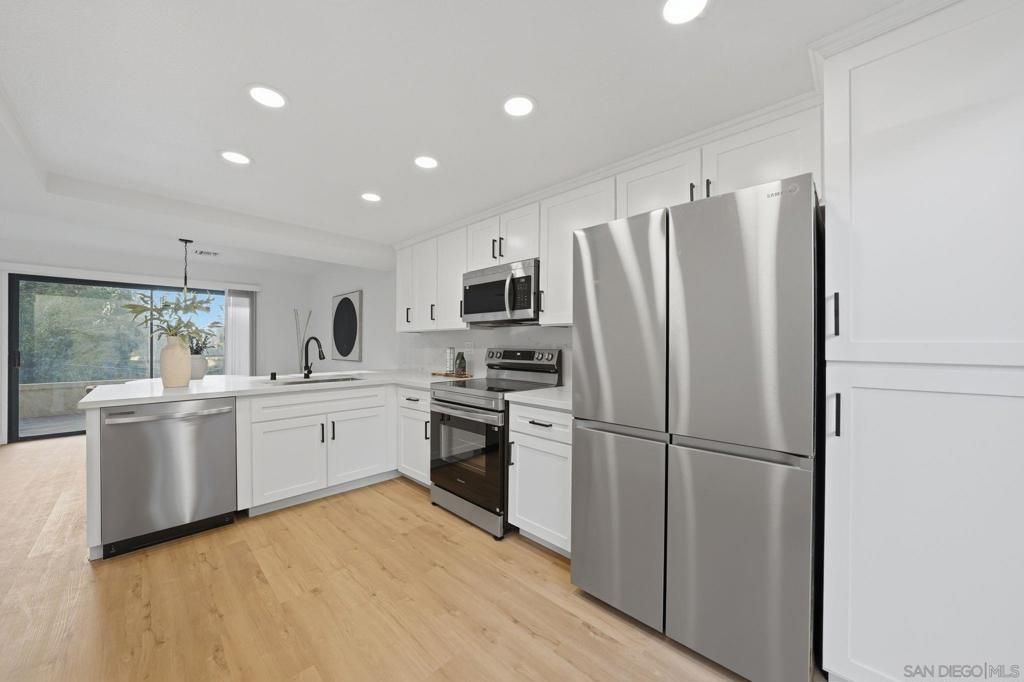 Image 7 of property listing at 10450 Ridgewater Ln, San Diego, CA 92131