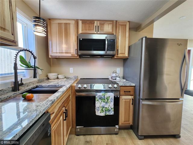 1040 Rose Avenue E, Saint Paul, MN 55106