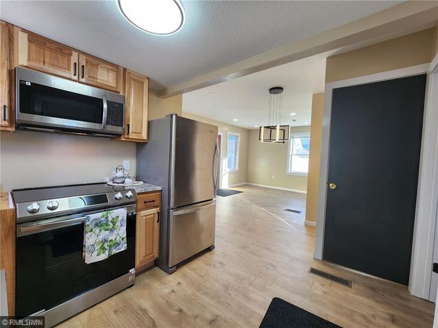 1040 Rose Avenue E, Saint Paul, MN 55106