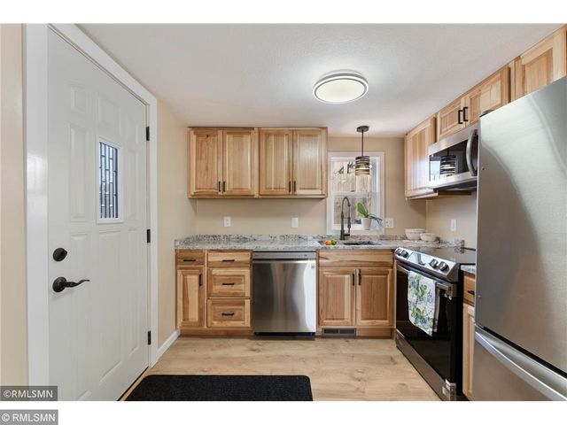 1040 Rose Avenue E, Saint Paul, MN 55106