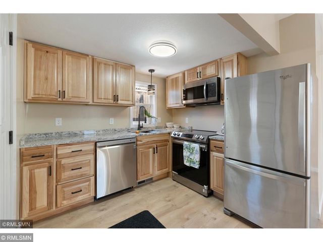 1040 Rose Avenue E, Saint Paul, MN 55106