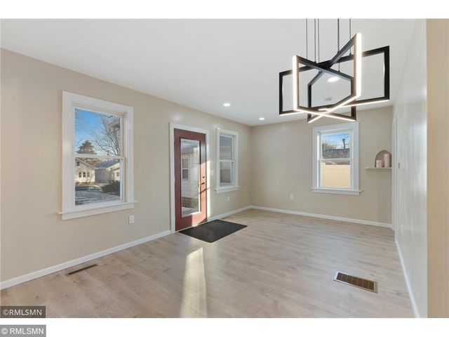 1040 Rose Avenue E, Saint Paul, MN 55106