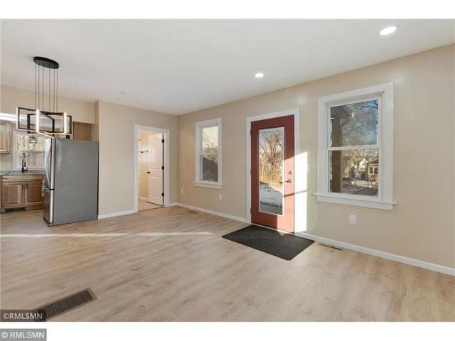 1040 Rose Avenue E, Saint Paul, MN 55106