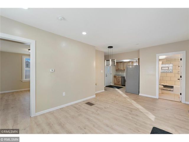 1040 Rose Avenue E, Saint Paul, MN 55106
