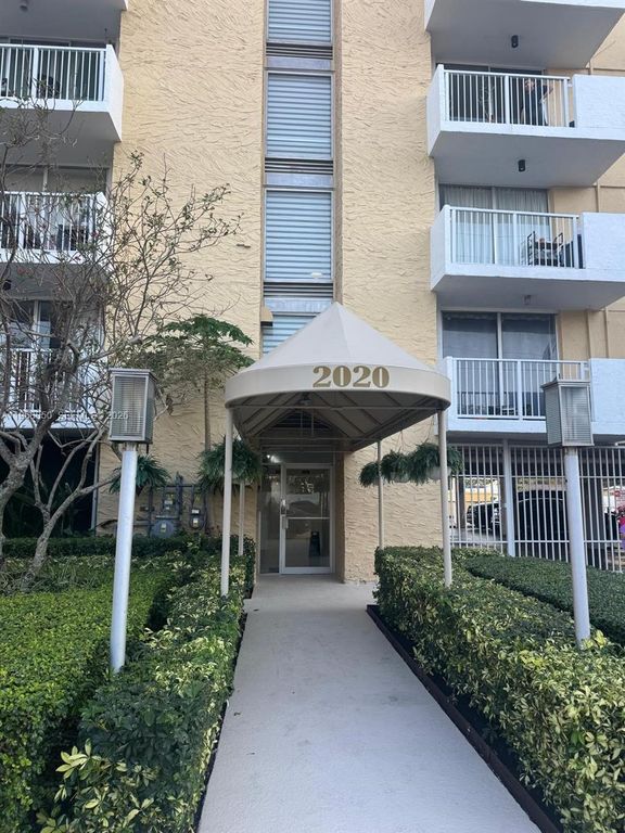 2020 NE 135th Street 811, North Miami, FL 33181