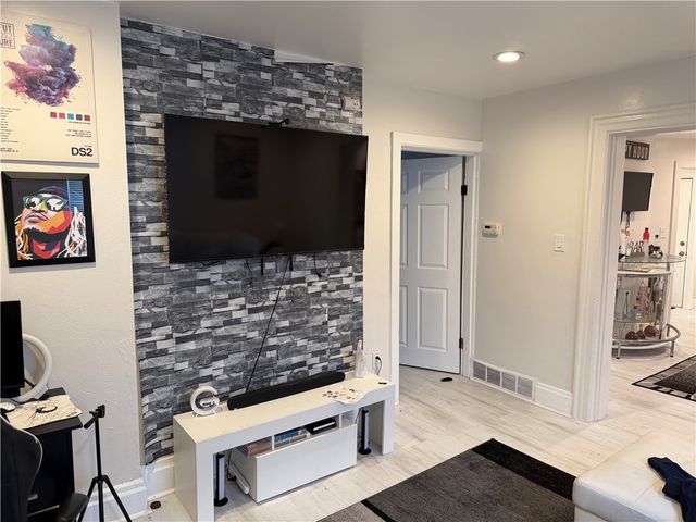 7500 Ellesmere St, Swissvale, PA 15218