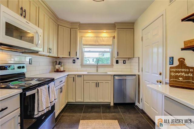 10 Norwood Avenue, Monroe, NJ 08831