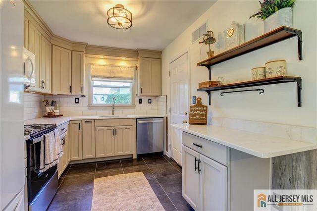 10 Norwood Avenue, Monroe, NJ 08831