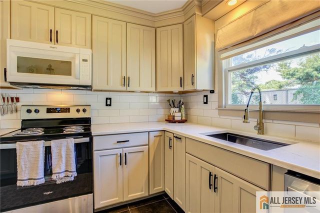 10 Norwood Avenue, Monroe, NJ 08831