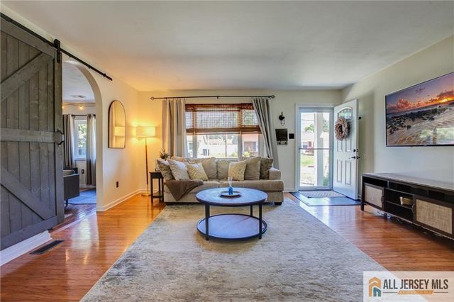 10 Norwood Avenue, Monroe, NJ 08831