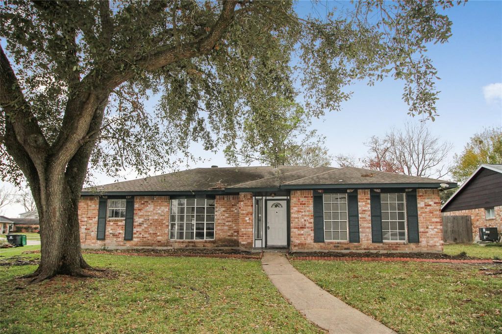 10534 Huntington Wood Drive, Houston, TX 77099