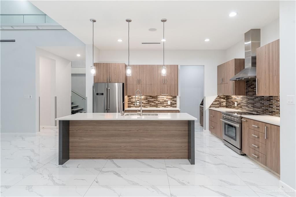 Image 7 of property listing at 2416 S Thames Drive, Edinburg, TX 78539