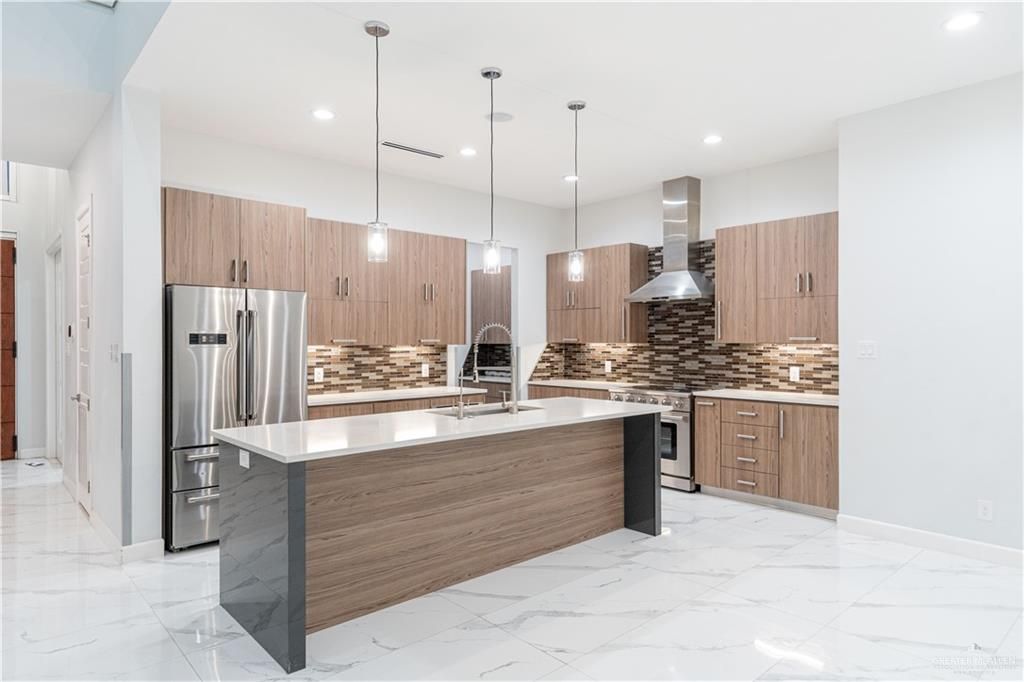 Image 9 of property listing at 2416 S Thames Drive, Edinburg, TX 78539