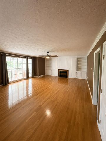 109 Barkley, Nicholasville, KY 40356