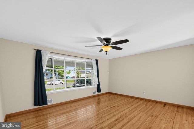 4 ROSLYN RD, Trenton, NJ 08610