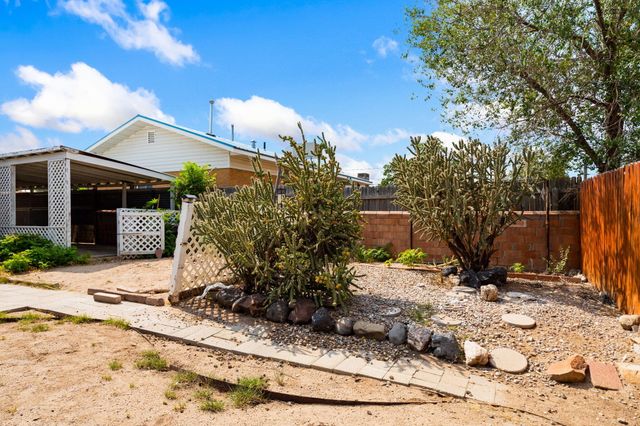 935 Manzano Street NE, Albuquerque, NM 87110