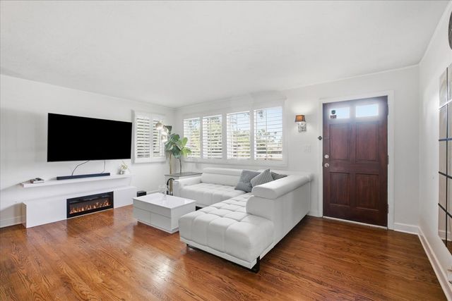 2037 E Touhy Avenue, Des Plaines, IL 60018