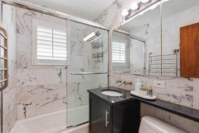 2037 E Touhy Avenue, Des Plaines, IL 60018