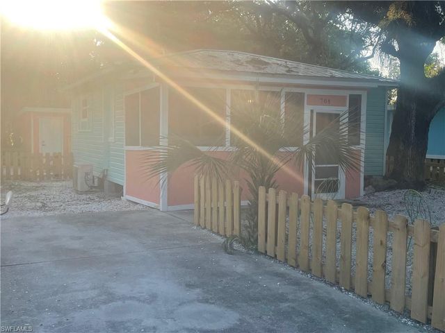 784 Oak ST, Fort Myers Beach, FL 33931