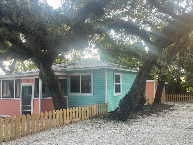 784 Oak ST, Fort Myers Beach, FL 33931