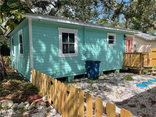 784 Oak ST, Fort Myers Beach, FL 33931