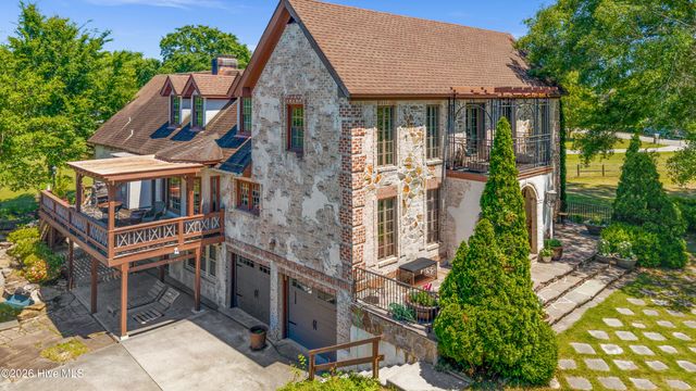 201 Winding Creek Road, Rocky Point, NC 28457