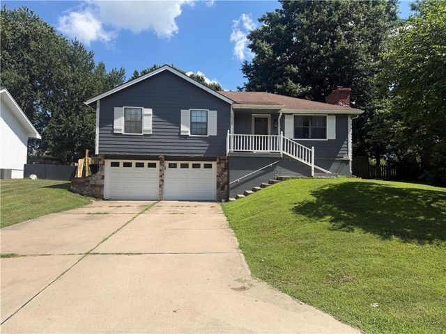 1933 NE Peters Drive, Lee's Summit, MO 64063