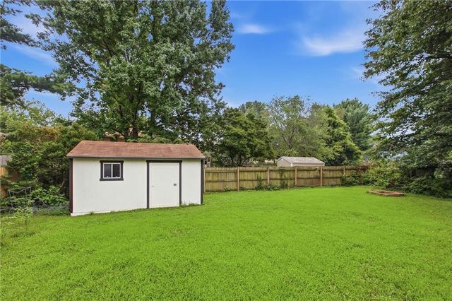 1933 NE Peters Drive, Lee's Summit, MO 64063