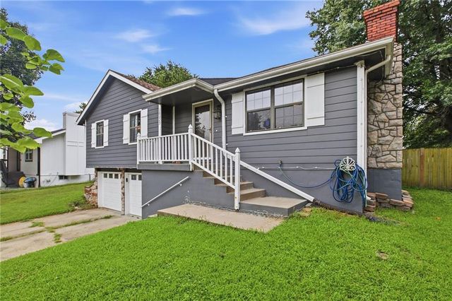 1933 NE Peters Drive, Lee's Summit, MO 64063