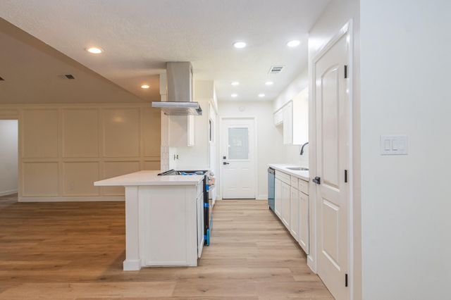 5106 Timber Ridge Street, Baytown, TX 77521