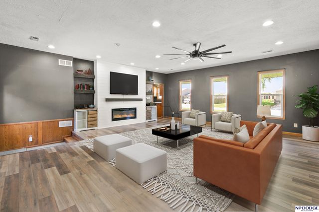 801 S East Street, Valley, NE 68064