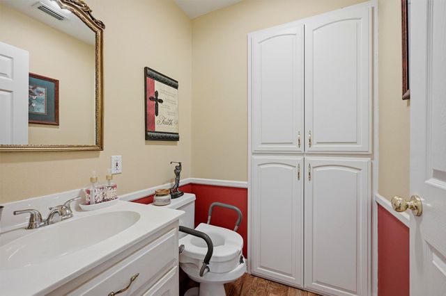 730 Kiowa Drive W, Lake Kiowa, TX 76240