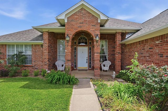 730 Kiowa Drive W, Lake Kiowa, TX 76240
