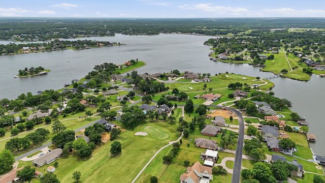 730 Kiowa Drive W, Lake Kiowa, TX 76240