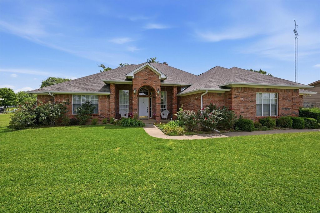 730 Kiowa Drive W, Lake Kiowa, TX 76240