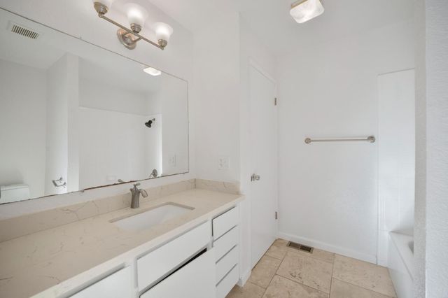 160 Gibson Drive 20, Hollister, CA 95023