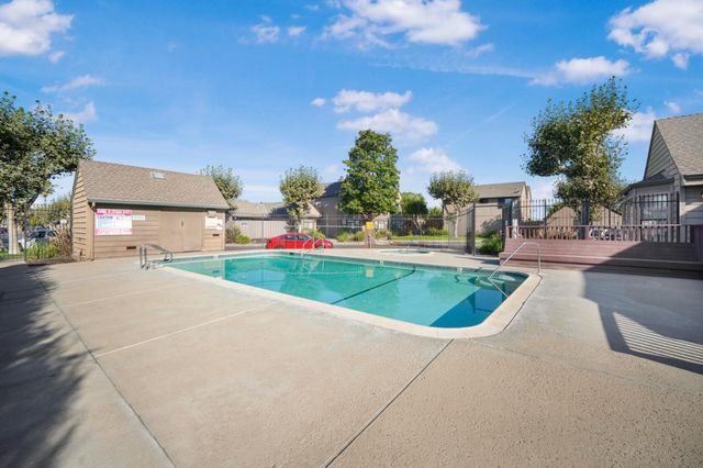 160 Gibson Drive 20, Hollister, CA 95023