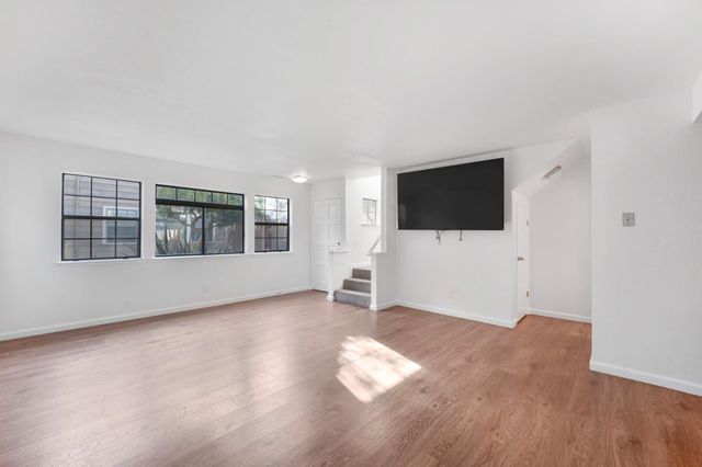 160 Gibson Drive 20, Hollister, CA 95023