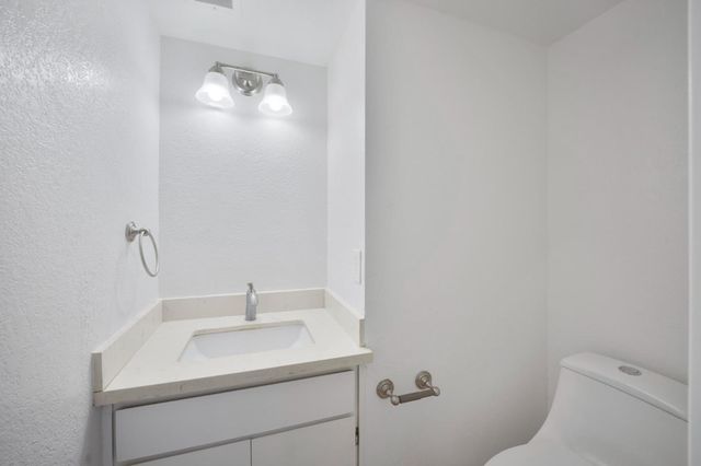 160 Gibson Drive 20, Hollister, CA 95023