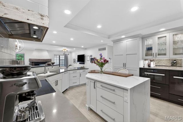 1 Lorenzo Lane, Ladue, MO 63124