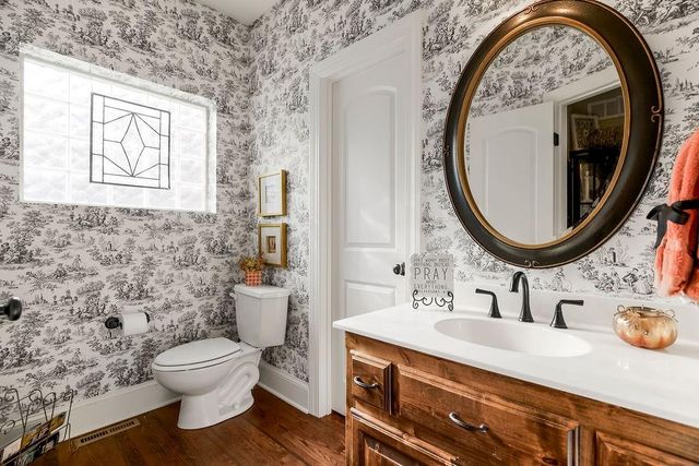 631 North Shore Drive, Lake Waukomis, MO 64151