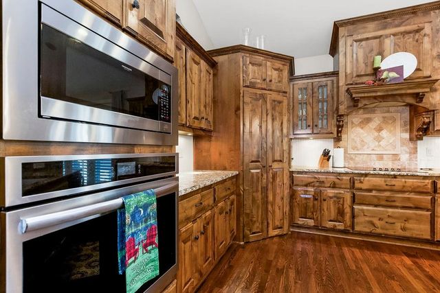 631 North Shore Drive, Lake Waukomis, MO 64151