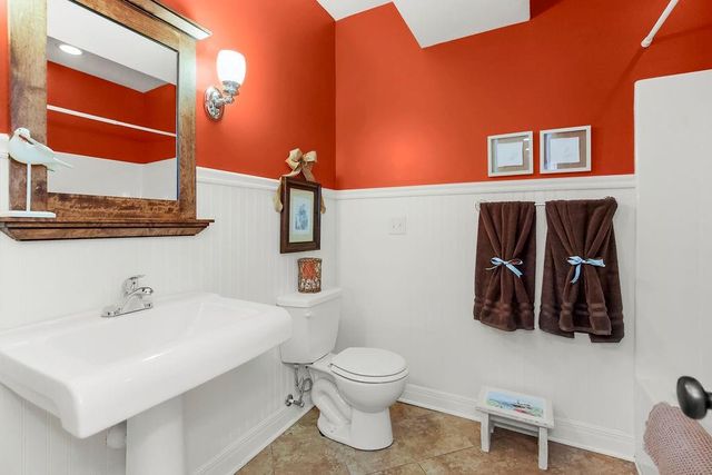 631 North Shore Drive, Lake Waukomis, MO 64151